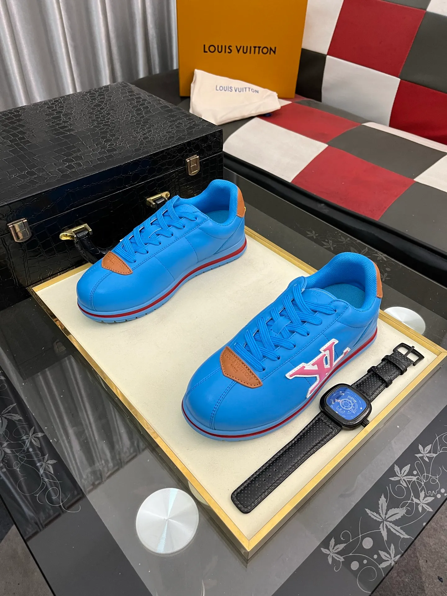 Men's shoes 💰700⌚️⌚️LV TARINE Louis Vuitton x Tyler joint model Donkey brand L family embossed couple style casual sneakers skate shoes original purchase and development This LV Trainer sneaker comes from the Louis Vuitton and Tyler collaboration series. The Monogram pattern and brand logo are transformed into nubuck calf leather embossing and side decoration respectively, witnessing the artist's creative interpretation of classic elements. The deep tones accentuate the complex upper, which requires hours of craftsmanship to complete. Exquisitely packaged at the delivery counter🛍📦 ▪️Fabrics: Original customized first-layer cowhide ▪️Inner lining: Original customized breathable mesh ▪️Outsole: Original open-molded two-color TPU combination outsole ▪️Sole thickness: 3CM ▪️Size: Women's 35-40 / Men's 38-46